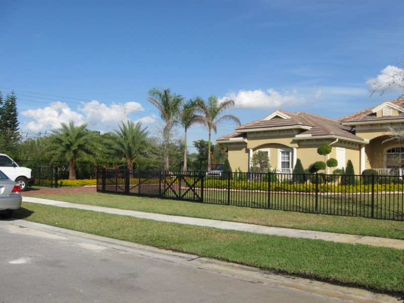 Residential aluminum fence installation in Fort Lauderdale for home safety and curb appeal