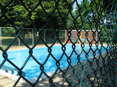 Chain link pool fence installation in Fort Lauderdale for backyard pool safety, secure gates, and residential pool areas