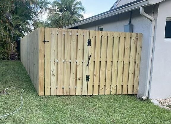Shadowbox fence replacement and permitting in Fort Lauderdale for wood privacy fences, residential gates, and backyard fence layouts