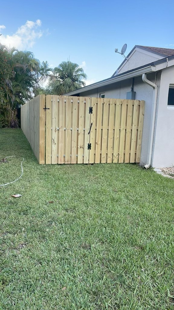 Residential wood fence installation and repair in Fort Lauderdale for home privacy
