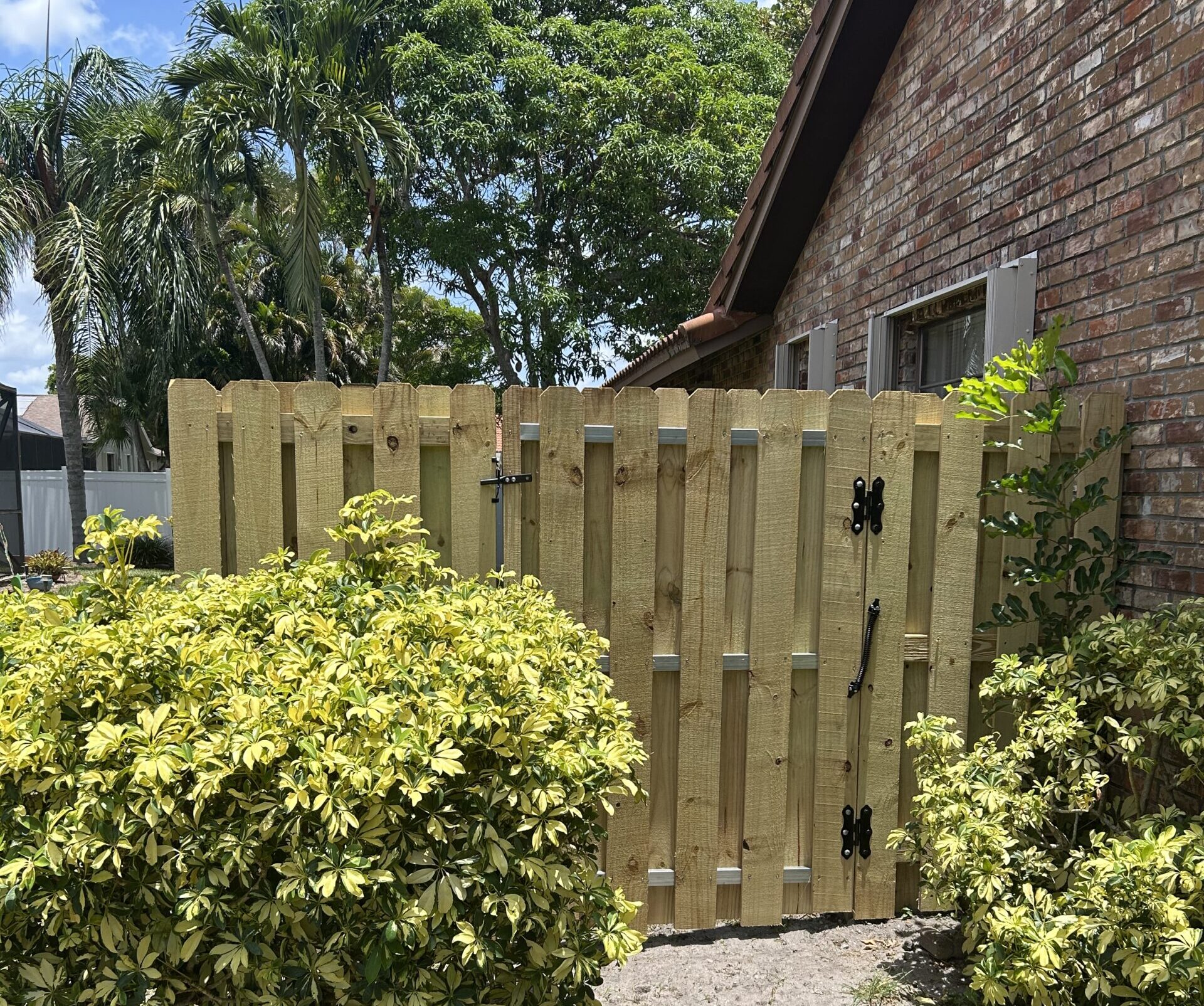 Backyard shadowbox fence installation in Fort Lauderdale for residential privacy, outdoor living areas, pet spaces, and wood fence gates