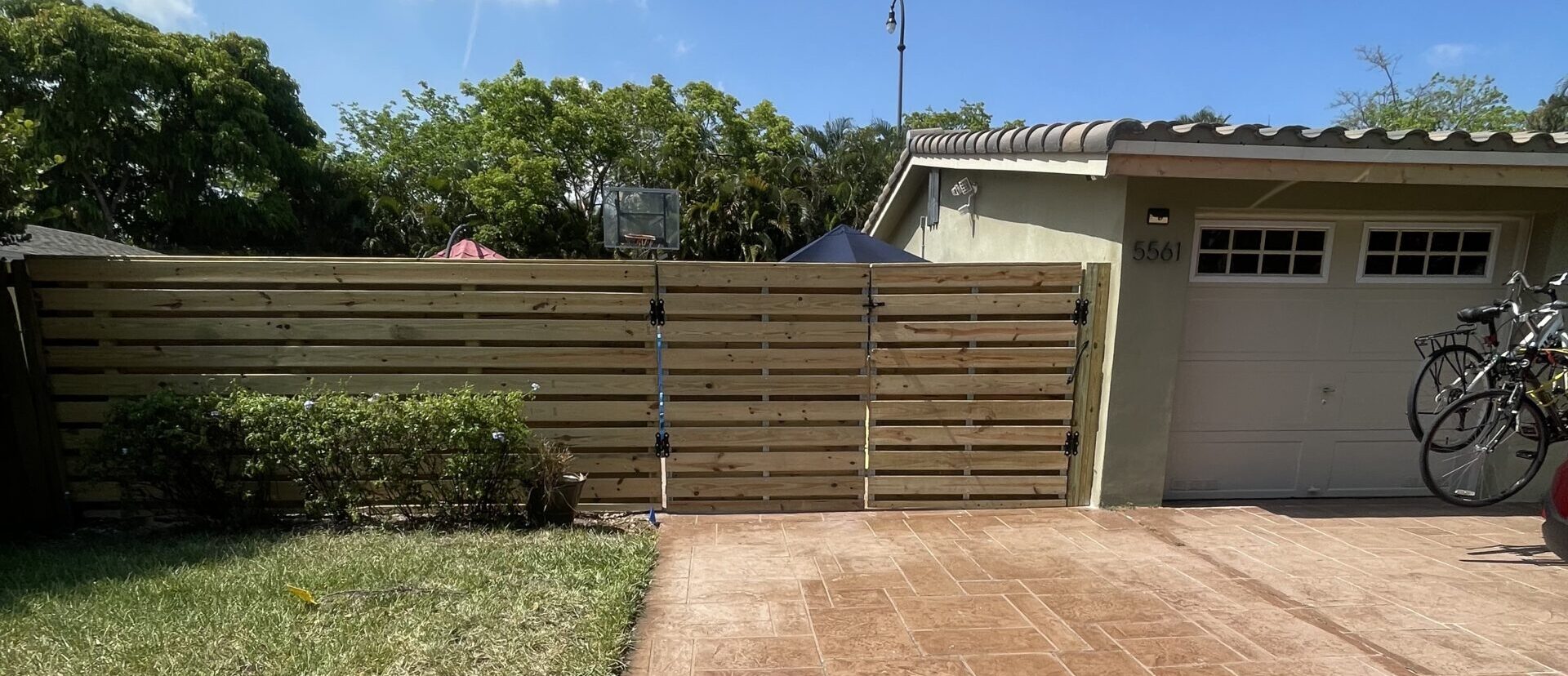 Horizontal shadowbox fence installation in Fort Lauderdale for residential privacy, modern backyard fencing, airflow, and curb appeal