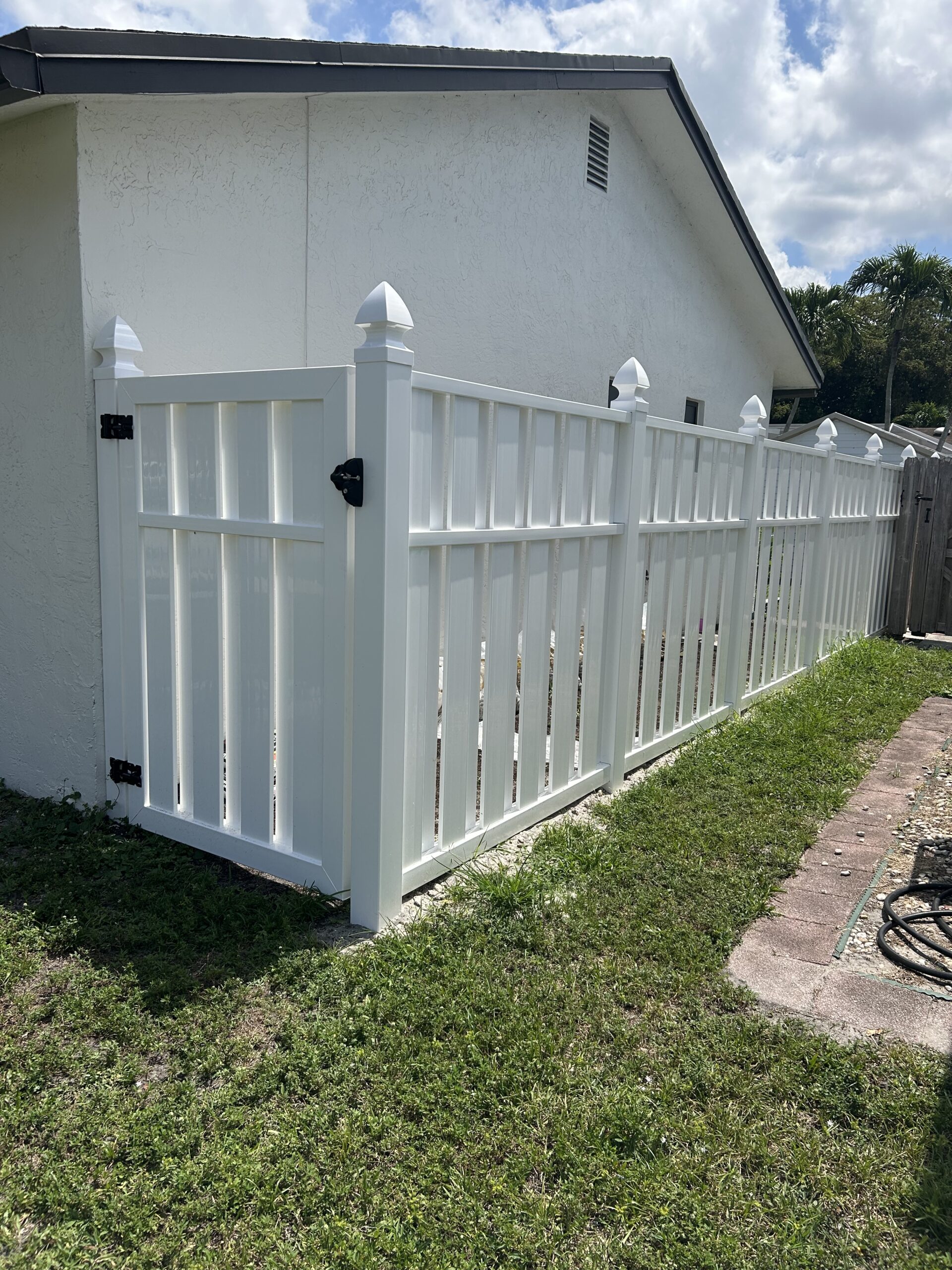 Shadowbox fence with decorative finial accents