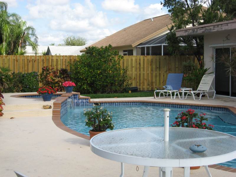 Backyard wood fence installation in Fort Lauderdale for residential privacy, pet areas, outdoor living spaces, side yards, and custom wood gates