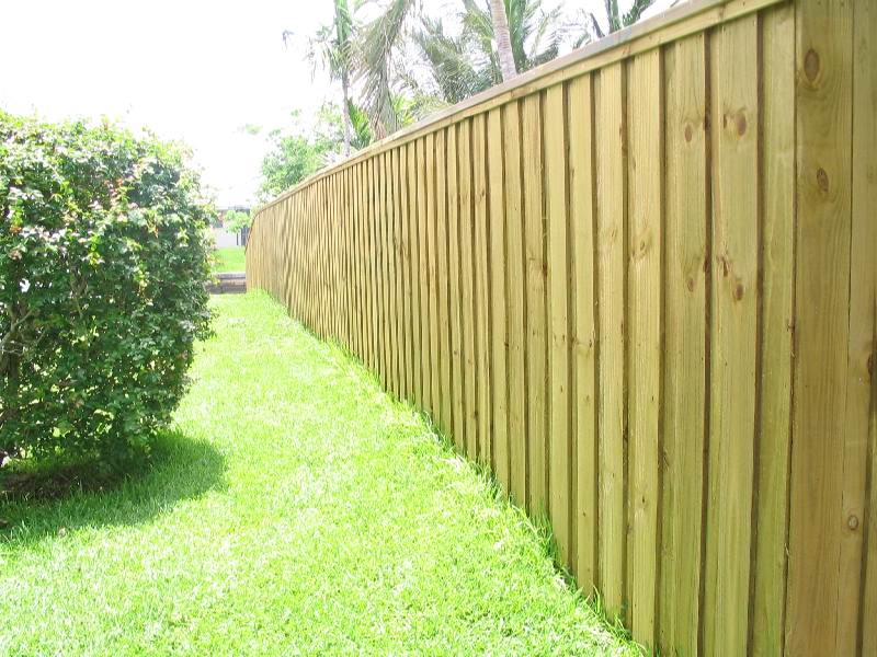 Vertical wood fence installation in Fort Lauderdale near me for residential privacy, backyard fencing, side yards, property lines, and wood gates